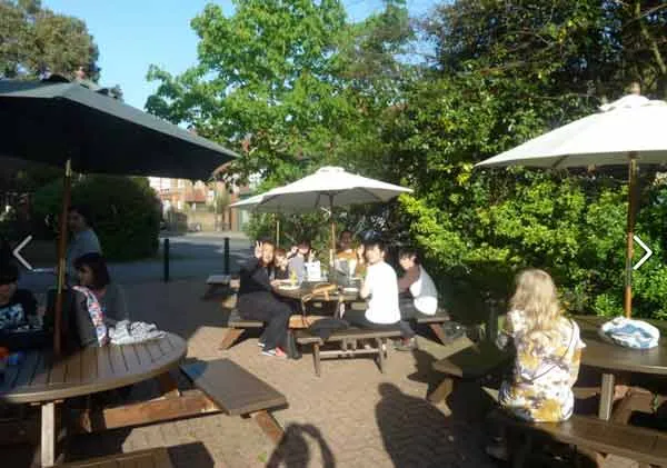 CES Wimbledon, instalaciones en Londres (5)
