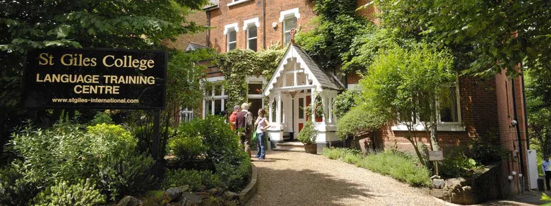 St Giles London Highgate, instalaciones en Londres